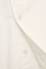 Nahaufnahme des offwhite 04651/ A trip in a bag Flanellhemd Button-Down-Kragen mit aufgesetzter Knopfleiste, weicher Baumwolle und Regular Fit.