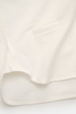 04651/ A trip in a bag Flanellhemd Button-Down-Kragen offwhite, Detailaufnahme Saumverlauf und paspelierte Tasche aus reiner Baumwolle mit weichem Griff.