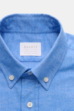 Nahaufnahme des blau melierten 04651/ A trip in a bag Flanellhemd Button-Down-Kragen mit weichem Griff, Knopfleiste und Label innen.