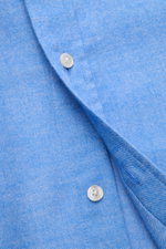 04651/ A trip in a bag Flanellhemd Button-Down-Kragen blau meliert, Detailaufnahme von Knopfleiste und Stoffstruktur, reine Baumwolle, weicher Griff, Regular Fit, klassische Sportmanschette, kleine paspelierte Tasche, leicht gerundeter Saumverlauf, exklus