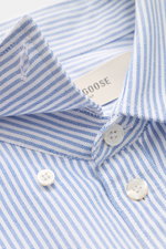 Golden Goose Oxford-Hemd Button-Down-Kragen blau/weiß gestreift, Nahaufnahme von Kragen und Knopfleiste, Slim Fit, Baumwolle, modernes Essential mit Distressed-Finish