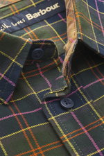 Nahaufnahme des Barbour Flanellhemd Kent-Kragen navy/grün/orange kariert aus reiner Baumwolle mit klassischem Karo, Knöpfen und Label, seitliche Perspektive.