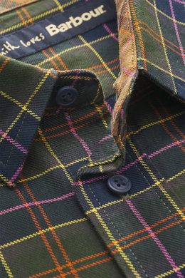 Nahaufnahme des Barbour Flanellhemd Kent-Kragen navy/grün/orange kariert aus reiner Baumwolle mit klassischem Karo, Knöpfen und Label, seitliche Perspektive.