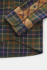 Nahaufnahme des Barbour Flanellhemd Kent-Kragen navy/grün/orange kariert von vorne mit aufgerollter Ärmelmanschette, kariertem Twill aus Baumwolle.