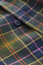 Nahaufnahme aus seitlicher Perspektive des Barbour Flanellhemd Kent-Kragen navy/grün/orange kariert mit klassischem Karo, Twill-Baumwolle und edlem Stitching.