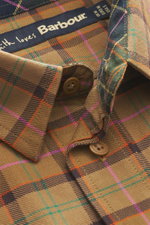Nahaufnahme des Barbour Flanellhemd Kent-Kragen beige/camel/rosé kariert von innen, zeigt die angeraute Baumwoll-Twill-Oberfläche, das klassische Karo-Muster und das edle Stitching am Kent-Kragen.