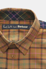 Nahaufnahme von Barbour Flanellhemd Kent-Kragen beige/camel/rosé kariert, mit klassischem Karo-Muster, Baumwoll-Twill und Innenkragen-Tartan, seitlich oben fotografiert.