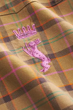 Nahaufnahme des Barbour Flanellhemd Kent-Kragen beige/camel/rosé kariert mit klassischem Karo, edlem Stitching und angerauter Oberfläche.