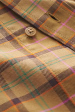 Barbour Flanellhemd Kent-Kragen beige/camel/rosé kariert, Detailaufnahme von Knopf und Karo-Muster aus Baumwoll-Twill mit angerauter Oberfläche.