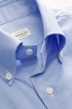 Borrelli Casual Hemd Button-Down-Kragen rauchblau/weiß gemustert, Nahaufnahme schräg von oben, reine Baumwolle, feines Hahnentritt-Muster, Slim Fit, Perlmuttknöpfe.