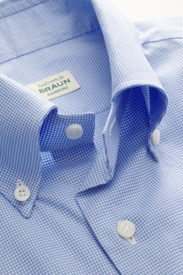 Borrelli Casual Hemd Button-Down-Kragen rauchblau/weiß gemustert, Nahaufnahme schräg von oben, reine Baumwolle, feines Hahnentritt-Muster, Slim Fit, Perlmuttknöpfe.
