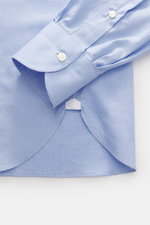 Blick auf Manschette und Saum des Borrelli Casual Hemd Button-Down-Kragen rauchblau/weiß gemustert mit Hahnentritt, Slim Fit, Perlmuttknöpfen, klassischer Sportmanschette.