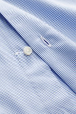 Blick aus Nahaufnahme auf das feine Hahnentritt-Muster des Borrelli Casual Hemd Button-Down-Kragen rauchblau/weiß gemustert, reine Baumwolle, Slim Fit, Perlmuttknöpfe, klassische Sportmanschette.