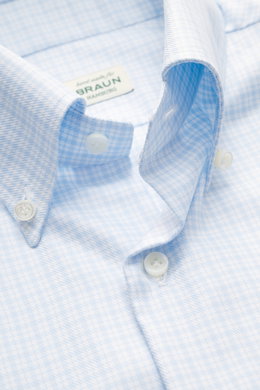 Nahaufnahme des Borrelli Casual Hemd Button-Down-Kragen hellblau/weiß kariert von schräg oben, mit feinem Karo, Perlmuttknöpfen, weicher Baumwolle und klassischer Manschette.