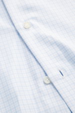 Nahaufnahme des Borrelli Casual Hemd Button-Down-Kragen hellblau/weiß kariert, fotografiert schräg von oben mit Fokus auf Perlmuttknöpfe, feinem Karomuster, weicher Baumwolle und französischer Knopfleiste, vielseitiger Klassiker mit Slim Fit und gerundete