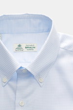 Nahaufnahme des Borrelli Casual Hemd Button-Down-Kragen hellblau/weiß kariert, aus reiner Baumwolle, slim fit mit feinem Karomuster, fotografiert von oben.