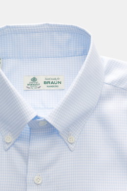 Nahaufnahme des Borrelli Casual Hemd Button-Down-Kragen hellblau/weiß kariert, aus reiner Baumwolle, slim fit mit feinem Karomuster, fotografiert von oben.