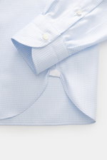 Nahaufnahme eines Borrelli Casual Hemd Button-Down-Kragen hellblau/weiß kariert mit Slim Fit, feinem Karomuster und klassischer Sportmanschette aus reiner Baumwolle.