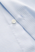 Borrelli Casual Hemd Button-Down-Kragen hellblau/weiß kariert, Detailaufnahme von Knopf und Stoffstruktur aus Nähe, reine Baumwolle, Slim Fit, feines Karo.