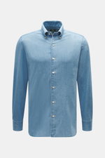Borrelli Jeanshemd Button-Down-Kragen rauchblau, Frontansicht, Denim aus reiner Baumwolle, weiche, leichte Qualität, handgefertigt, Slim Fit, französische Knopfleiste, klassische Sportmanschette, gerundeter Saumverlauf.