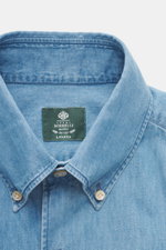Nahaufnahme des Borrelli Jeanshemds Button-Down-Kragen rauchblau, frontale Perspektive, Denim aus reiner Baumwolle, weiche, leichte Qualität, handgefertigt, Slim Fit, französische Knopfleiste, klassische Sportmanschette, gerundeter Saumverlauf.