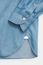 Nahaufnahme des Ärmels eines Borrelli Jeanshemd Button-Down-Kragen rauchblau, fotografiert von oben, Denim aus reiner Baumwolle, weiche, leichte Qualität, handgefertigt, Slim Fit, französische Knopfleiste, klassische Sportmanschette, gerundeter Saumverlau