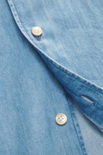 Borrelli Jeanshemd Button-Down-Kragen rauchblau, Nahaufnahme der französischen Knopfleiste, weicher, leichter Denim aus reiner Baumwolle, Slim Fit, handgefertigt.