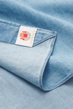 Borrelli Jeanshemd Button-Down-Kragen rauchblau, Detailfoto von innen, Denim reine Baumwolle, weich, leicht, handgefertigt, Slim Fit, französische Knopfleiste.