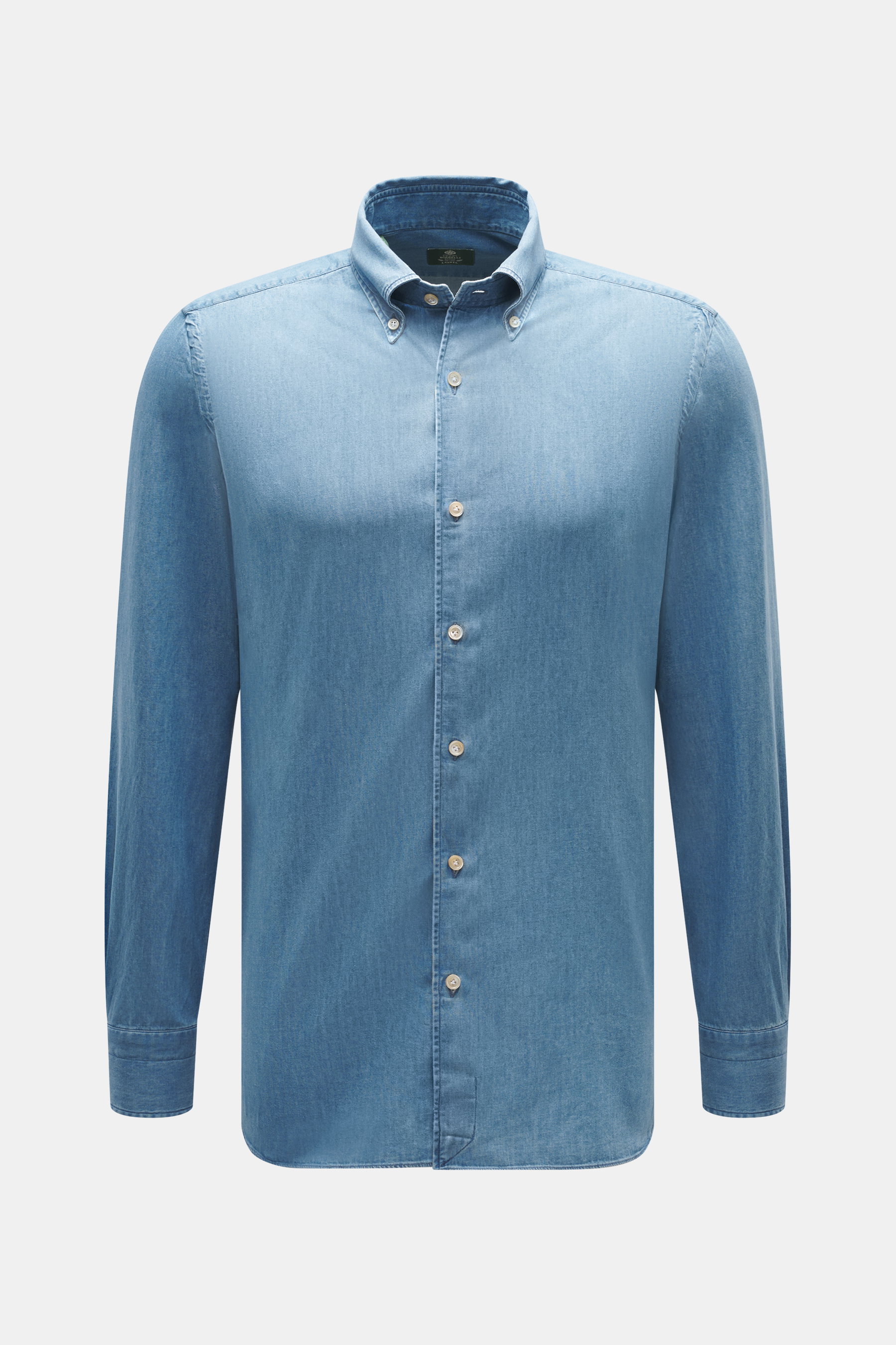 Vorderansicht des Borrelli Jeanshemd Button-Down-Kragen blau aus weichem, leichtem Denim, Slim Fit, handgefertigt mit französischer Knopfleiste, klassischer Sportmanschette und gerundetem Saum.