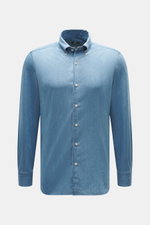 Vorderansicht des Borrelli Jeanshemd Button-Down-Kragen blau aus weichem, leichtem Denim, Slim Fit, handgefertigt mit französischer Knopfleiste, klassischer Sportmanschette und gerundetem Saum.