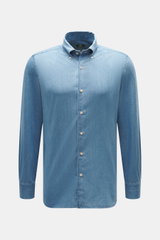 Vorderansicht des Borrelli Jeanshemd Button-Down-Kragen blau aus weichem, leichtem Denim, Slim Fit, handgefertigt mit französischer Knopfleiste, klassischer Sportmanschette und gerundetem Saum.