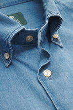 Borrelli Jeanshemd Button-Down-Kragen blau, Nahaufnahme von oben, Denim aus reiner Baumwolle, weiche Qualität, handgefertigt, Slim Fit, französische Knopfleiste, Sportmanschette, gerundeter Saum.