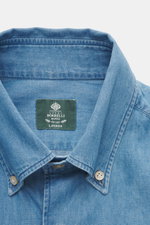 Borrelli Jeanshemd Button-Down-Kragen blau, Detailaufnahme von oben, Denim aus reiner Baumwolle, weiche, leichte Qualität, handgefertigt, Slim Fit, französische Knopfleiste, klassische Sportmanschette, gerundeter Saumverlauf.