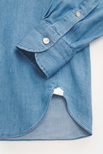 Nahaufnahme des Borrelli Jeanshemd Button-Down-Kragen blau, Perspektive auf Ärmel mit klassischer Sportmanschette, weicher Denim aus reiner Baumwolle, Slim Fit, handgefertigt, französische Knopfleiste, gerundeter Saumverlauf.