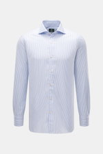 Borrelli Oxford-Hemd "Ettore" hellblau/weiß gestreift, Slim Fit, reine Baumwolle, weicher Griff, Haifisch-Kragen, Perlmuttknöpfe, Handnaht, Sportmanschette, Taillenabnäher, gerundeter Saum, Frontalansicht.