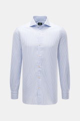 Borrelli Oxford-Hemd "Ettore" hellblau/weiß gestreift, Slim Fit, reine Baumwolle, weicher Griff, Haifisch-Kragen, Perlmuttknöpfe, Handnaht, Sportmanschette, Taillenabnäher, gerundeter Saum, Frontalansicht.