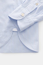 Nahaufnahme des Borrelli Oxford-Hemds 'Ettore' Haifisch-Kragen hellblau/weiß gestreift, reine Baumwolle, weicher Griff, Slim Fit, Haifisch-Kragen, französische Knopfleiste mit Perlmuttknöpfen, klassische Sportmanschette, von Hand genäht, rückwärtige Taill