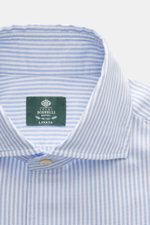 Borrelli Oxford-Hemd 'Ettore' Haifisch-Kragen hellblau/weiß gestreift, Nahaufnahme von oben, reine Baumwolle, weicher Griff, Slim Fit, von Hand genäht, französische Knopfleiste mit Perlmuttknöpfen, klassische Sportmanschette, rückwärtige Taillenabnäher, g