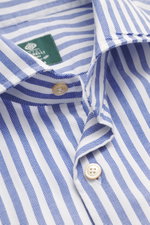Close-up front view of Borrelli Oxford shirt 'Ettore' shark collar blue/white striped, pure cotton, soft touch, slim fit, hand-sewn, French placket with mother-of-pearl buttons, classic sport cuff, back waist darts, rounded hem.