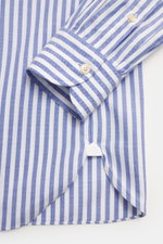 Close-up of the cuff and lower front of Borrelli Oxford shirt 'Ettore' shark collar blue/white striped, pure cotton, soft touch, slim fit, hand-sewn, French placket with mother-of-pearl buttons, classic sport cuff, back waist darts, rounded hem.