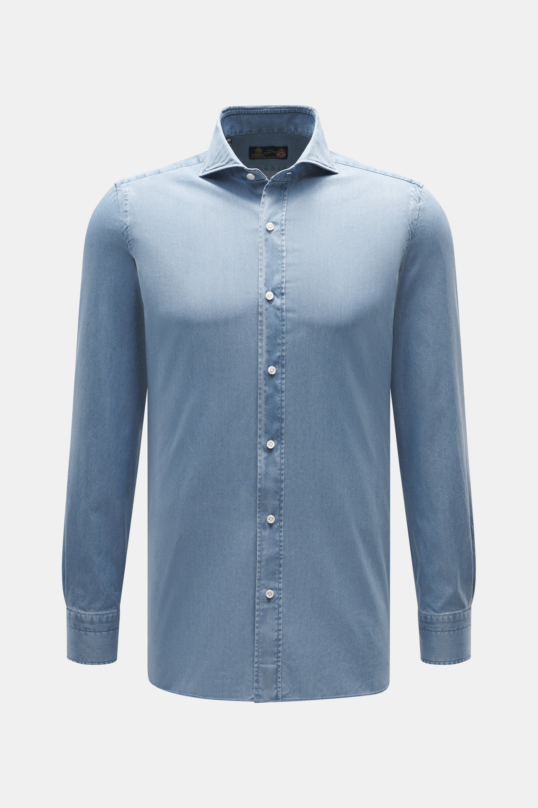 Borrelli Jeanshemd Haifisch-Kragen rauchblau, frontal fotografiert, Denim aus reiner Baumwolle, weiche, leichte Qualität, handgefertigt, Slim Fit, aufgesetzte Knopfleiste, klassische Sportmanschette, gerundeter Saumverlauf.