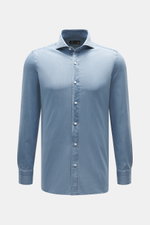 Borrelli Jeanshemd Haifisch-Kragen rauchblau, frontal fotografiert, Denim aus reiner Baumwolle, weiche, leichte Qualität, handgefertigt, Slim Fit, aufgesetzte Knopfleiste, klassische Sportmanschette, gerundeter Saumverlauf.
