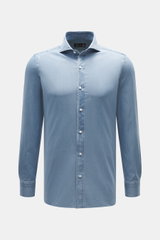 Borrelli Jeanshemd Haifisch-Kragen rauchblau, frontal fotografiert, Denim aus reiner Baumwolle, weiche, leichte Qualität, handgefertigt, Slim Fit, aufgesetzte Knopfleiste, klassische Sportmanschette, gerundeter Saumverlauf.