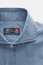 Borrelli Jeanshemd Haifisch-Kragen rauchblau, Nahaufnahme von oben, Denim aus reiner Baumwolle, weiche Qualität, handgefertigt, Slim Fit, aufgesetzte Knopfleiste.