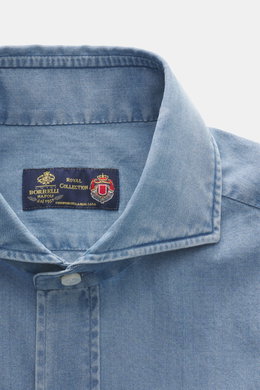 Borrelli Jeanshemd Haifisch-Kragen rauchblau, Nahaufnahme von oben, Denim aus reiner Baumwolle, weiche Qualität, handgefertigt, Slim Fit, aufgesetzte Knopfleiste.