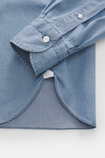Borrelli Jeanshemd Haifisch-Kragen rauchblau aus reiner Baumwolle, Slim Fit, weiche, leichte Qualität, handgefertigt, Haifisch-Kragen, Knopfleiste, Sportmanschette, gerundeter Saum, Nahaufnahme von Manschette und Saum.
