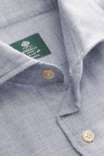 Blick auf Haifisch-Kragen des Borrelli Casual Hemd 'Ettore' rauchblau meliert, Baumwolle-Schurwolle, weicher Griff, Slim Fit, Perlmuttknöpfe.