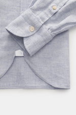 Nahaufnahme des Borrelli Casual Hemd 'Ettore' Haifisch-Kragen rauchblau meliert von vorne, Mix aus Baumwolle und Schurwolle, weicher Griff, Slim Fit, handgenäht, französische Knopfleiste mit Perlmuttknöpfen, klassische Sportmanschette, rückwärtige Taillen