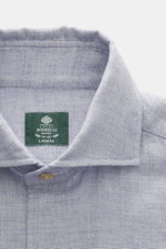 Nahaufnahme von Borrelli Casual Hemd 'Ettore' Haifisch-Kragen rauchblau meliert, Slim Fit, Baumwolle-Schurwolle, weicher Griff, Handnaht, französische Knopfleiste, Perlmuttknöpfe.