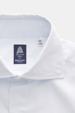 Nahaufnahme von Finamore Business Hemd 'Eduardo Napoli' Haifisch-Kragen pastellblau, Detailansicht Haifisch-Kragen, feinste Baumwolle, Slim Fit.